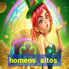 homens altos sarados pelados