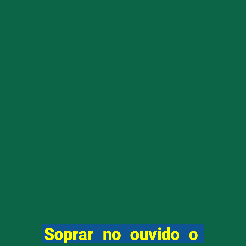 Soprar no ouvido o que significa de uma pessoa