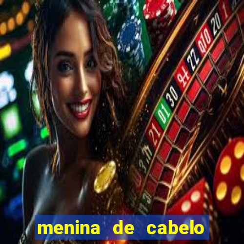 menina de cabelo cacheado fake no espelho